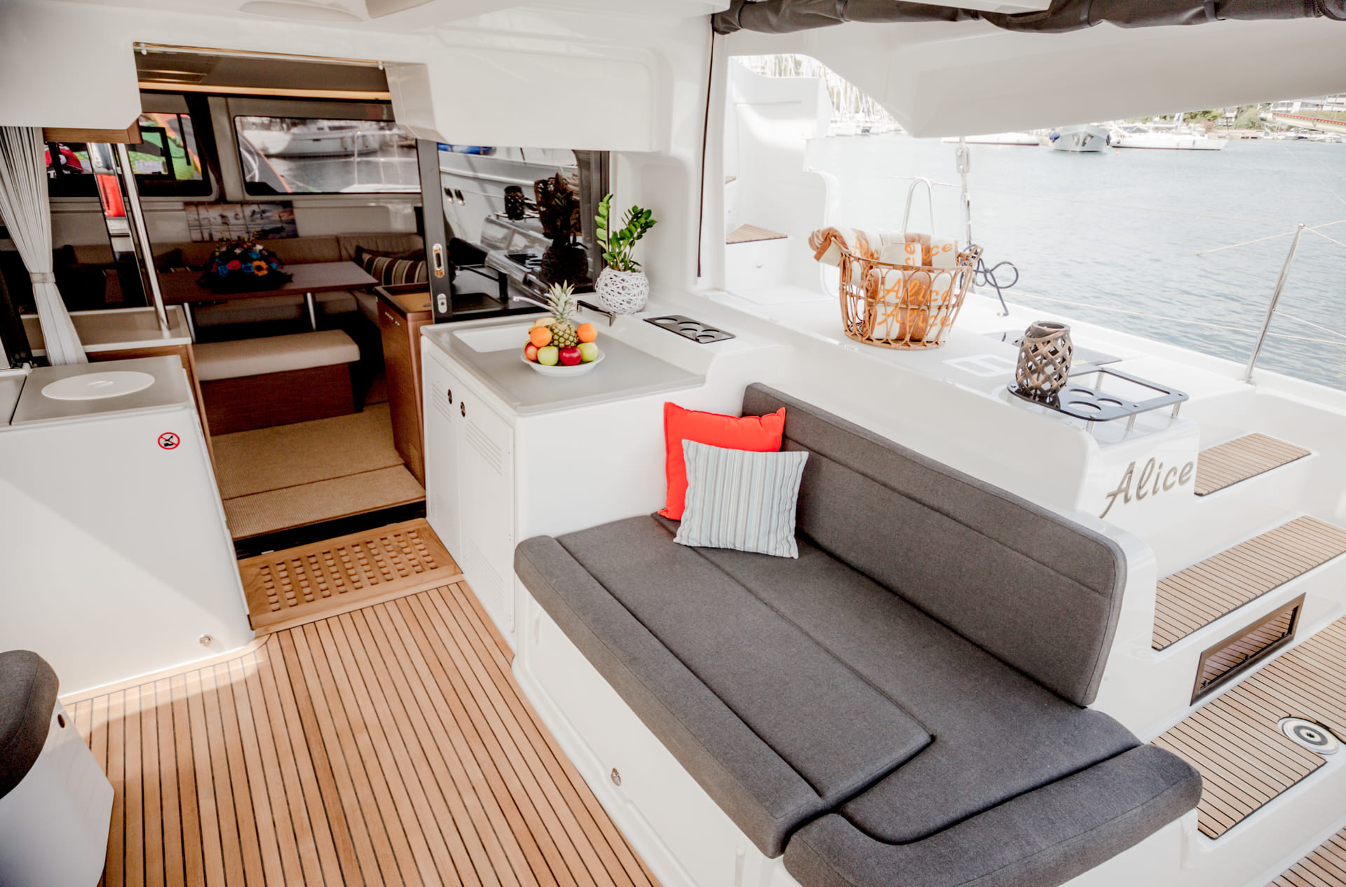 ING-Alice_livingroom-kitchen_web_Projects-2020_GR-Yachting_Alice_livingroom-kitchen_web_IMG_2461.jpg